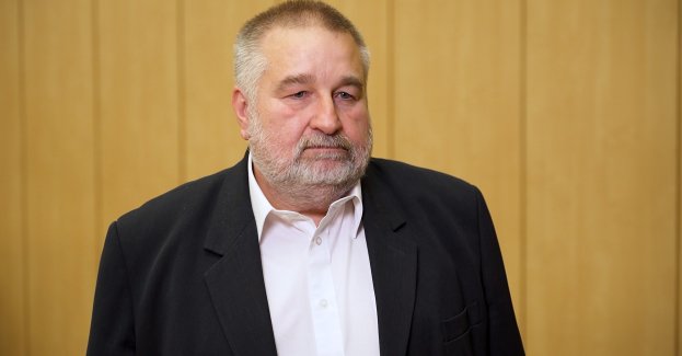 Nadchodzą zmiany w świadectwach charakterystyki energetycznej budynków. Pojawią się w nich klasy energetyczne w formie liter. W przyszłym roku czekają nas zmiany w metodologii wyznaczania charakterystyki energetycznej budynków i świadectw charakterystyki energetycznej. Nowe oznaczenia – od A do G, wzorem tych znajdujących się na sprzęcie RTV i AGD – mają być bardziej czytelne i przejrzyste, przede wszystkim dla konsumentów. Nowe klasy mają pomóc w określaniu zmian zachodzących w efektywności energetycznej budynków, które będą wymagane przez unijną dyrektywę EPBD.